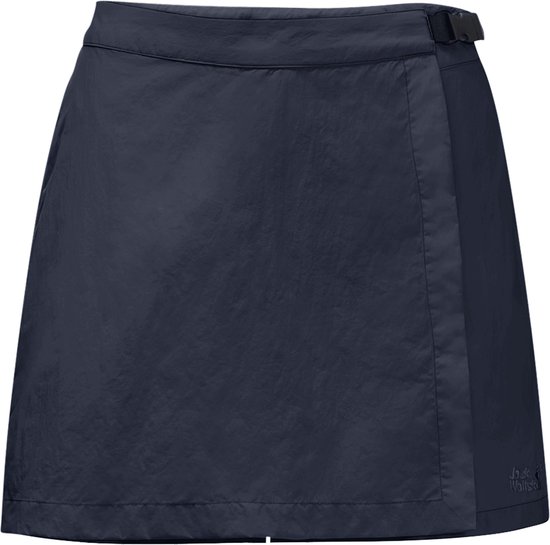 Donkerblauwe Jack Wolfskin skort met verstelbare gesp aan de tailleband en een logo rechtsonder.