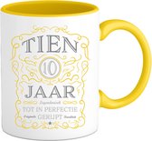 10 Jaar Legendarische Gebrouwen Mok met tekst | Geel - Zilver | Grappig Verjaardag Beker Cadeau | Bedrukte Mokken | Geel | 330 ML