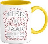 10 Jaar Legendarische Gebrouwen Mok met tekst | Rood - Zilver | Grappig Verjaardag Beker Cadeau | Bedrukte Mokken | Geel | 330 ML