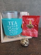 Theeglas-en-Theebloem-cadeau-set-Tea is a hug in a cup-verjaardag-kerst-sinterklaas-valentijnsdag-vriendschap-relatiegeschenk-moederdag-vaderdag