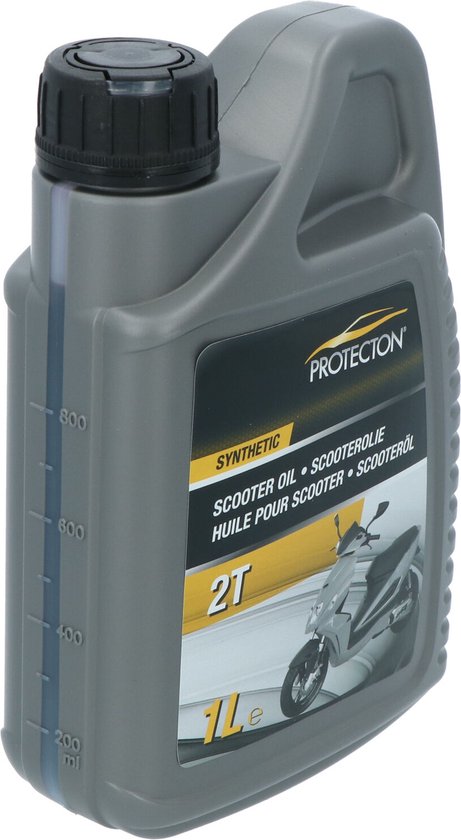 Grijze kunststof jerrycan met PROTECTON 'SYNTHETIC SCOOTER OIL' label en een afbeelding van een scooter. Inhoud 1 liter.