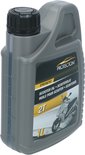 Grijze kunststof jerrycan met PROTECTON 'SYNTHETIC SCOOTER OIL' label en een afbeelding van een scooter. Inhoud 1 liter.