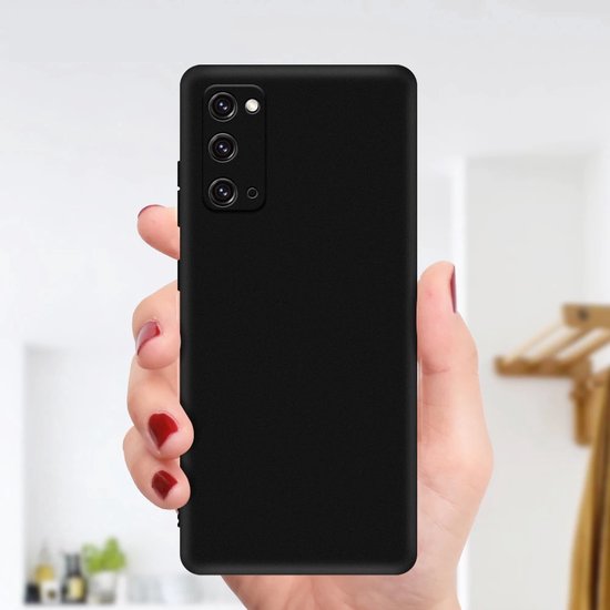 Zwarte siliconen hoesje op een hand met rode nagellak, met de camera module zichtbaar.