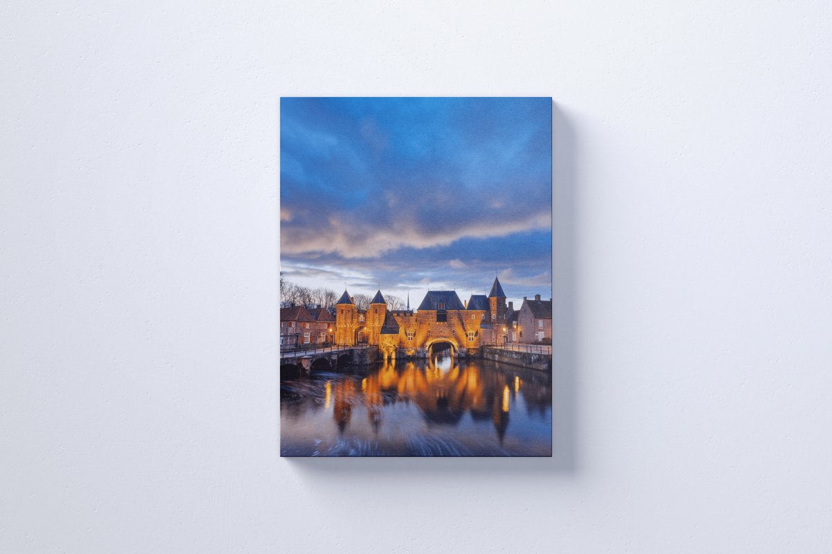 Schilderij Amersfoort op 300 g/m2 100% canvas gedrukt | 70 x 100 cm | 18 mm houten canvas frame | 4/0 full colour gedrukt | Zeer hoge kwaliteit canvas schilderij | Met ophangsysteem