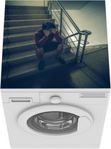 Wasmachine beschermer mat - Jongen op de trap bij zijn straatkamerwoning - Breedte 60 cm x hoogte 60 cm