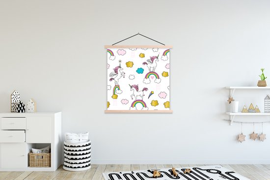 Posterhanger incl. Poster 120x120 cm - Schoolplaat - Een illustratie van eenhoorns op regenbogen - Meisjes - Kinderen - Kids - Textielposter - Blanke latten