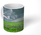 Mok - Koffiemok - Regenwolken boven een Nederlands landschap - Mokken - 350 ML - Beker - Koffiemokken - Theemok