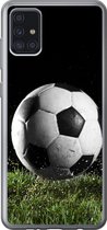 Geschikt voor Samsung Galaxy A52 5G hoesje - Voetbal in het gras - Siliconen Telefoonhoesje