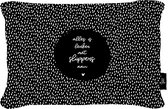 Zoedt Buitenkussen - 40x60cm - zwart - met tekst 'Alles is leuker met slippers aan'