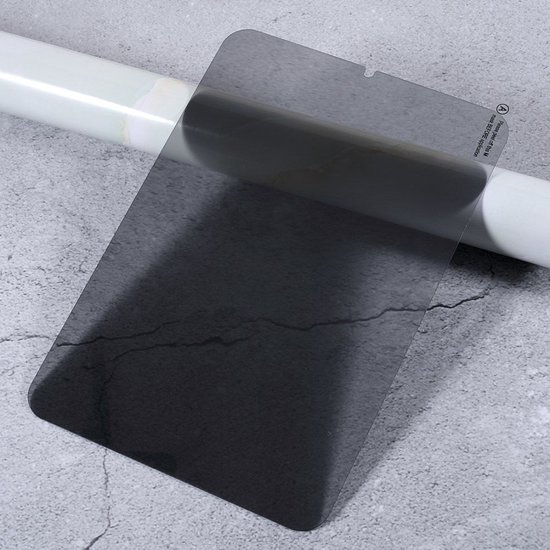 Donkergrijze screenprotector op een rol.