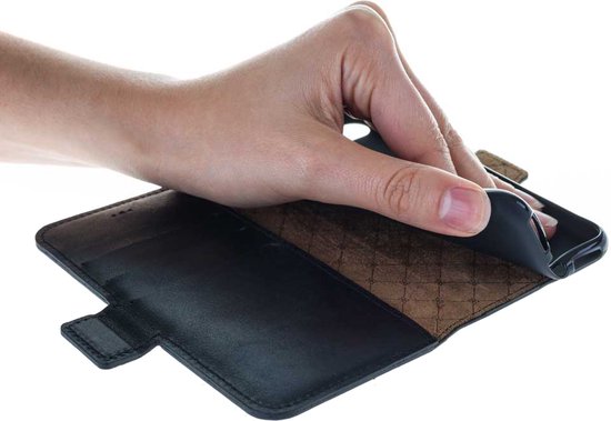 Main retirant l'étui portefeuille noir en cuir d'un smartphone. L'intérieur a un motif.