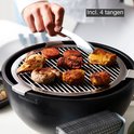 Zwarte Barbecook Joya tafelbarbecue met diverse etenswaren op de grill. Inclusief 4 tangen.