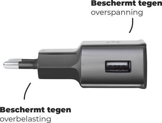 Zwarte adapter met USB-poort, beschermt tegen overspanning en overbelasting.