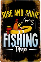 Rise and shine fishing time - Metalen bord - Wandbord - Metalen decoratie - 20 x 30cm - UV bestendig - Eco vriendelijk - Decoratie - Cadeau - Vissen - Metalen borden - Mancave - Ca