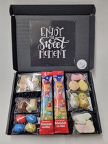 Kids Paas Snoeperij Pakket - Brievenbus box met verschillende chocolade en snoeplekkernijen en vrolijke Paasstickers - Mystery Card 'Enjoy the Sweet Moment' met persoonlijke online (video) boodschap | Cadeaubox | Chocoladebox | Snoepbox | Kidsbox