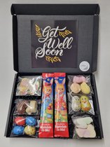 Kids Paas Snoeperij Pakket - Brievenbus box met verschillende chocolade en snoeplekkernijen en vrolijke Paasstickers - Mystery Card 'Get Well Soon' met persoonlijke online (video)