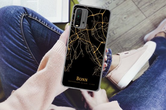 Impression de carte dorée de Bonn, Allemagne, sur une coque de téléphone noire, tenue par une personne.
