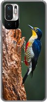 Geschikt voor Xiaomi Redmi Note 10 5G hoesje - Close-up van een kleurrijke vogel op de zijkant van een boomstronk - Siliconen Telefoonhoesje