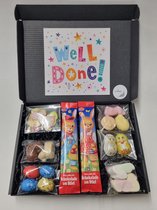 Kids Paas Snoeperij Pakket - Brievenbus box met verschillende chocolade en snoeplekkernijen en vrolijke Paasstickers - Mystery Card 'Well Done' met persoonlijke online (video) bood