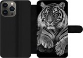 Bookcase Geschikt voor iPhone 13 Pro telefoonhoesje - Sumatraanse tijger op zwarte achtergrond in zwart-wit - Met vakjes - Wallet case met magneetsluiting