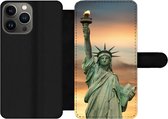 Bookcase Geschikt voor iPhone 13 Pro Max telefoonhoesje - New York - Vrijheidsbeeld - Zonsondergang - Met vakjes - Wallet case met magneetsluiting