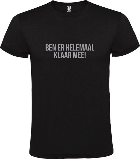 T-shirt Roly noir avec le texte 'BEN ER HELEMAAL KLAAR MEE!' en argent.