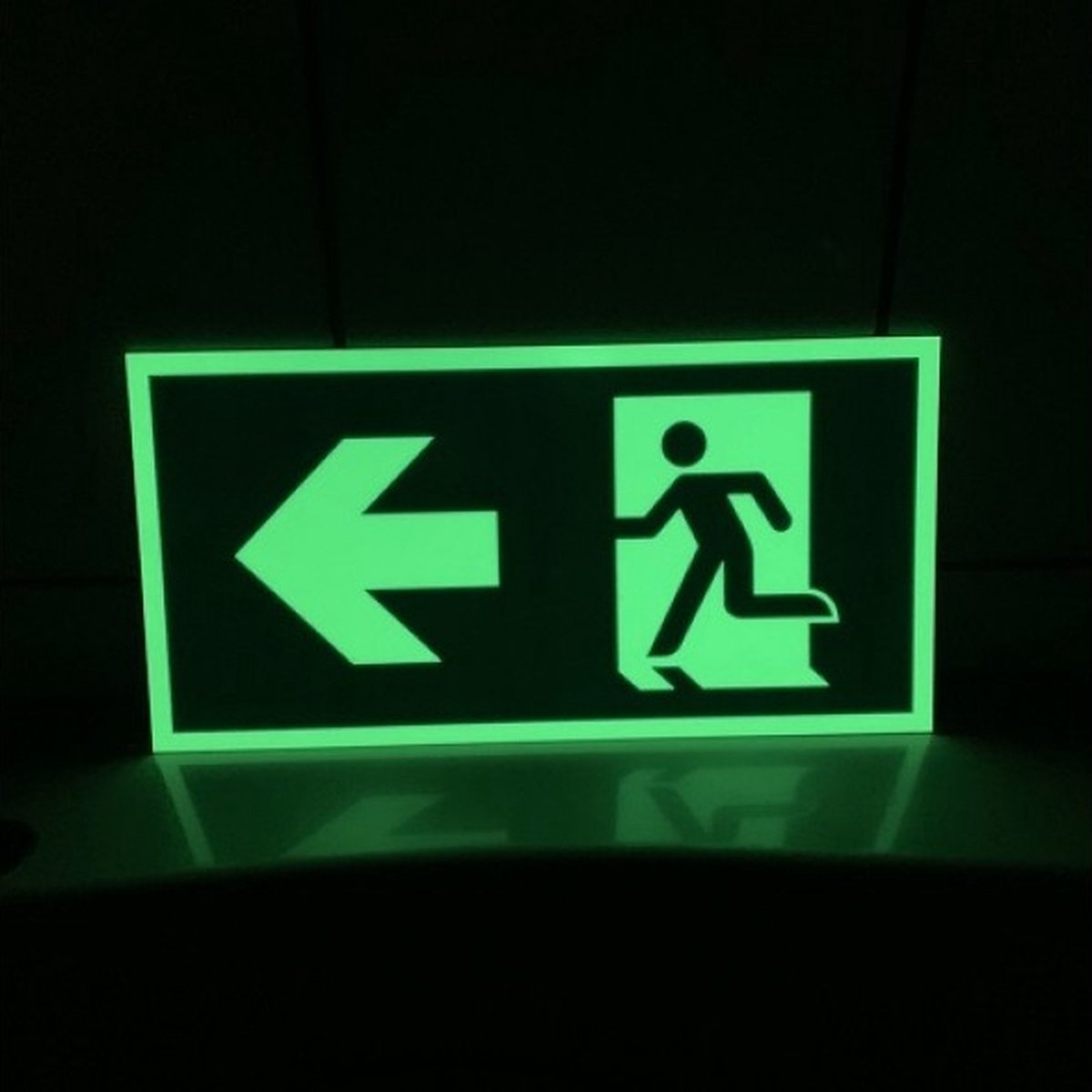 Nooduitgang links Nalichtend (glow in the dark) 20x10 cm sticker