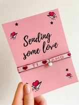 Wenskaart met sieraad - Sending some love kaartje - Verstelbaar armbandje roze Ti amo muntje zilver - Verkleurt niet - In cadeauverpakking - Snel in huis