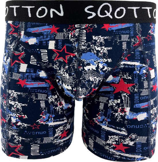 Boxer bleu marine avec un imprimé intégral d'étoiles rouges, de texte bleu et blanc.