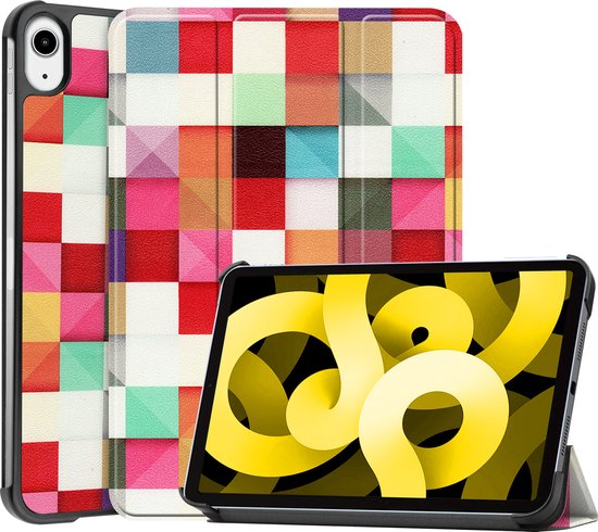 Étui de tablette ouvert avec un motif carré coloré à côté d'un iPad Air avec un design abstrait jaune.