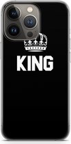 Case Company® - iPhone 13 Pro hoesje - King zwart - Soft Cover Telefoonhoesje - Bescherming aan alle Kanten en Schermrand