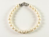 Armband met natuurlijke witte zoetwater parels en zilveren sluiting - lengte 19 cm