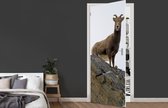 Deursticker Geit in de sneeuw - 90x215 cm - Deurposter