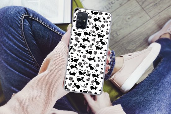 Coque transparente avec des chats noirs et blancs et des pelotes de laine, tenue dans les mains.