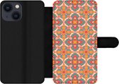 Bookcase Geschikt voor iPhone 13 Mini telefoonhoesje - Patroon - Hippie - Oranje - Met vakjes - Wallet case met magneetsluiting