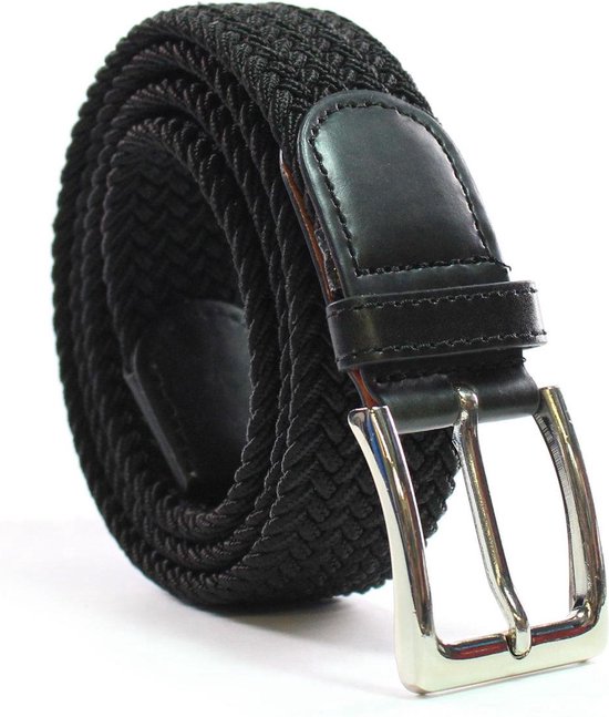 Zwarte gevlochten elastische riem met een zilverkleurige gesp en zwarte lederen lussen.