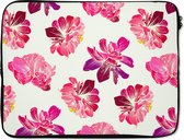 Laptophoes 17 inch - Bloemen - Roze - Patroon - Laptop sleeve - Binnenmaat 42,5x30 cm - Zwarte achterkant