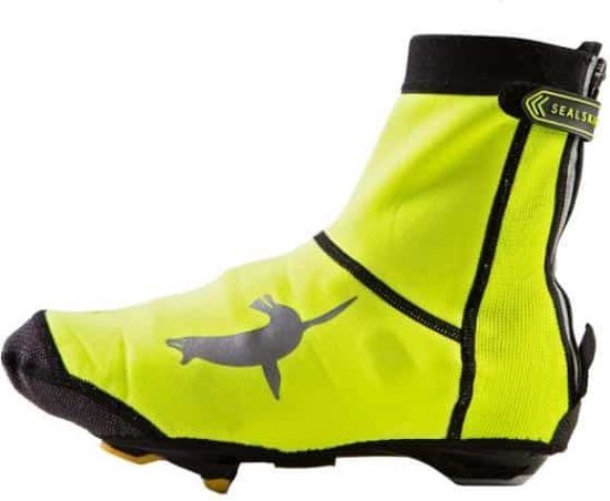 Fluorescerend gele Sealskinz overschoen met grijs zeehondlogo, zwarte ritssluiting en Sealskinz merkdetail.