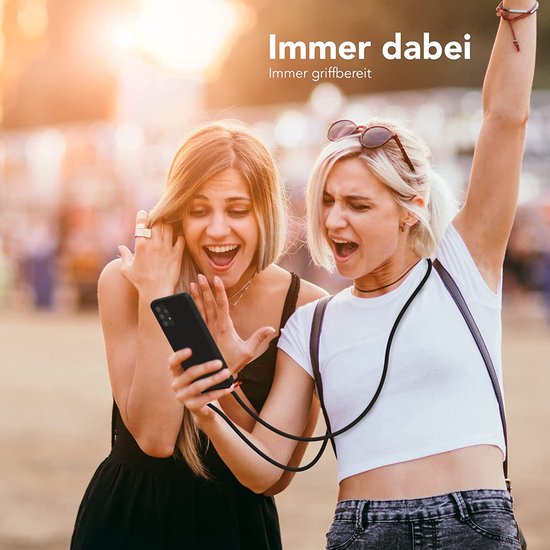 Twee blije vrouwen kijken naar een smartphone in een zwart hoesje met zwart koord, met de tekst 'Immer dabei Immer grifbereit'.