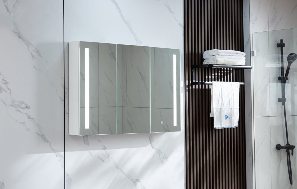 Spiegelkast badkamer met 3 deuren, led verlichting 120 (b) x 70 cm (h) 15 cm diep - gemonteerd geleverd