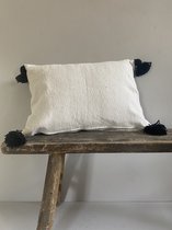 Sierkussen met zwarte pompoms | Kleur - beige | Materiaal - katoen | 40 cm H | 60 cm B