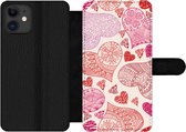 Bookcase Geschikt voor iPhone 12 Pro telefoonhoesje - Een illustratie met roze en rode hartjes - Met vakjes - Wallet case met magneetsluiting