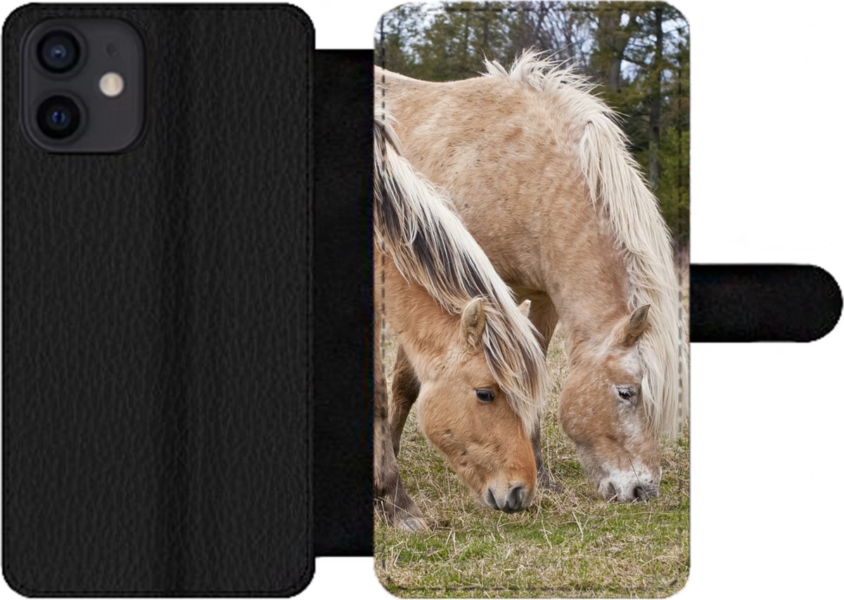 Telefoonhoesje Geschikt voor iPhone 12 telefoonhoesje - Twee grazende fjord paarden in een grasveld - Met vakjes - Wallet case met magneetsluiting
