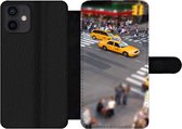 Bookcase Geschikt voor iPhone 12 telefoonhoesje - New York - Amerika - Taxi - Met vakjes - Wallet case met magneetsluiting