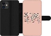 Bookcase Geschikt voor iPhone 12 Pro telefoonhoesje - Wereldkaart - Dieren - Silhouet - Met vakjes - Wallet case met magneetsluiting