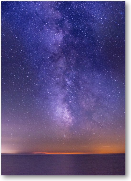 Adembenemende foto van de zee onder een donker paarse sterrenhemel | Kunststof Forex Poster