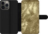 Bookcase Geschikt voor iPhone 13 Pro Max telefoonhoesje - Goud - Glitter - Structuur - Met vakjes - Wallet case met magneetsluiting