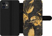 Bookcase Geschikt voor iPhone 11 telefoonhoesje - Goud - Bladeren - Zwart - Met vakjes - Wallet case met magneetsluiting