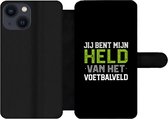 Bookcase Geschikt voor iPhone 13 Mini telefoonhoesje - Quotes - Jij bent mijn held van het voetbalveld - Spreuken - Voetbal - Met vakjes - Wallet case met magneetsluiting