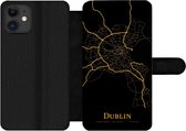 Bookcase Geschikt voor iPhone 12 Pro telefoonhoesje - Dublin - Kaart - Goud - Met vakjes - Wallet case met magneetsluiting